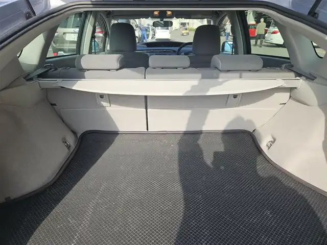 トヨタ プリウス S 福岡県 2011(平23)年 7万km アイスバーグシルバーマイカメタリック 横滑り防止装置/オートライト/フロントフォグランプ/ステアリングスイッチ/スエード調ファブリックシート/運転席シートリフター/純正15インチアルミホイール/スマートキー/プッシュエンジンスタート/禁煙車