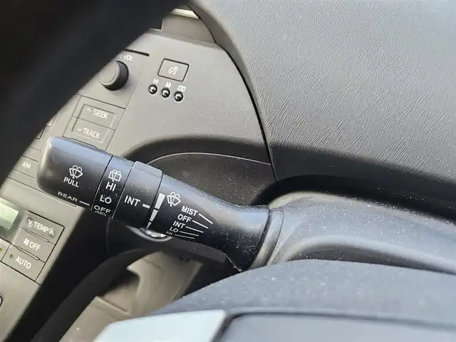 トヨタ プリウス S 福岡県 2011(平23)年 7万km アイスバーグシルバーマイカメタリック 横滑り防止装置/オートライト/フロントフォグランプ/ステアリングスイッチ/スエード調ファブリックシート/運転席シートリフター/純正15インチアルミホイール/スマートキー/プッシュエンジンスタート/禁煙車