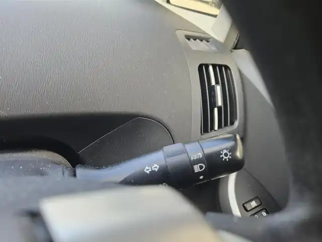 トヨタ プリウス S 福岡県 2011(平23)年 7万km アイスバーグシルバーマイカメタリック 横滑り防止装置/オートライト/フロントフォグランプ/ステアリングスイッチ/スエード調ファブリックシート/運転席シートリフター/純正15インチアルミホイール/スマートキー/プッシュエンジンスタート/禁煙車