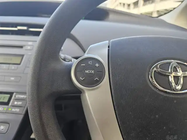 トヨタ プリウス S 福岡県 2011(平23)年 7万km アイスバーグシルバーマイカメタリック 横滑り防止装置/オートライト/フロントフォグランプ/ステアリングスイッチ/スエード調ファブリックシート/運転席シートリフター/純正15インチアルミホイール/スマートキー/プッシュエンジンスタート/禁煙車