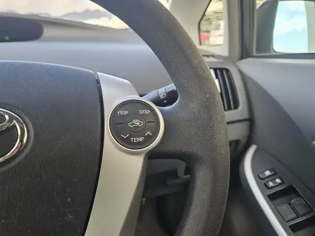 トヨタ プリウス S 福岡県 2011(平23)年 7万km アイスバーグシルバーマイカメタリック 横滑り防止装置/オートライト/フロントフォグランプ/ステアリングスイッチ/スエード調ファブリックシート/運転席シートリフター/純正15インチアルミホイール/スマートキー/プッシュエンジンスタート/禁煙車