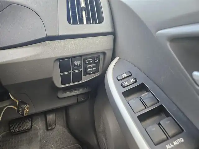 トヨタ プリウス S 福岡県 2011(平23)年 7万km アイスバーグシルバーマイカメタリック 横滑り防止装置/オートライト/フロントフォグランプ/ステアリングスイッチ/スエード調ファブリックシート/運転席シートリフター/純正15インチアルミホイール/スマートキー/プッシュエンジンスタート/禁煙車