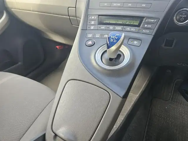 トヨタ プリウス S 福岡県 2011(平23)年 7万km アイスバーグシルバーマイカメタリック 横滑り防止装置/オートライト/フロントフォグランプ/ステアリングスイッチ/スエード調ファブリックシート/運転席シートリフター/純正15インチアルミホイール/スマートキー/プッシュエンジンスタート/禁煙車