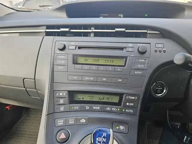 トヨタ プリウス S 福岡県 2011(平23)年 7万km アイスバーグシルバーマイカメタリック 横滑り防止装置/オートライト/フロントフォグランプ/ステアリングスイッチ/スエード調ファブリックシート/運転席シートリフター/純正15インチアルミホイール/スマートキー/プッシュエンジンスタート/禁煙車