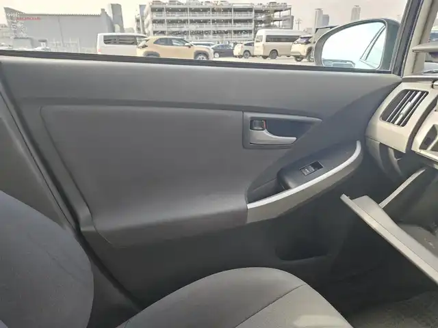 トヨタ プリウス S 福岡県 2011(平23)年 7万km アイスバーグシルバーマイカメタリック 横滑り防止装置/オートライト/フロントフォグランプ/ステアリングスイッチ/スエード調ファブリックシート/運転席シートリフター/純正15インチアルミホイール/スマートキー/プッシュエンジンスタート/禁煙車