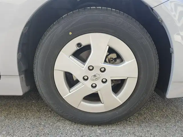 トヨタ プリウス S 福岡県 2011(平23)年 7万km アイスバーグシルバーマイカメタリック 横滑り防止装置/オートライト/フロントフォグランプ/ステアリングスイッチ/スエード調ファブリックシート/運転席シートリフター/純正15インチアルミホイール/スマートキー/プッシュエンジンスタート/禁煙車