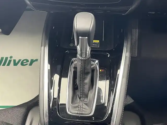 ホンダ ヴェゼル ハイブリッド e:HEV Z 鹿児島県 2025(令7)年 0.1万km未満 プラチナホワイトパール 禁煙車/ETC2.0/バックカメラ/メーカーナビ/（フルセグ/BT/AM・FM/USB/Android Auto/Apple Car Play）/ホンダセンシング/・衝突軽減ブレーキ/・前後誤発進抑制機能/・路外逸脱抑制機能/・標識認識機能/・先行車発進お知らせ機能/・車線逸脱防止支援システム/・踏み間違い衝突軽減システム/・アダクティブクルーズコントロール/・トラフィックジャムアシスト/・ブラインドスポットインフォメーション/置くだけ充電/電動リアゲート/シートヒーター/ステアリングヒーター/革巻きステアリング/ステアリングリモコン/ヒルディングアシスト/パドルシフト/電動パーキング/オートホールド/純正18インチAW/オートライト/フォグランプ/プッシュスタート/スマートキー/取扱説明書