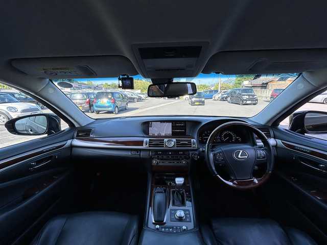 レクサス ＬＳ 460 バージョンL 愛媛県 2015(平27)年 11万km ブラック ステアリングヒーター/シートメモリー/ステアリングリモコン/後席サンシェード/全席シートヒーター/全席エアーシート/純正ナビ/純正フロアマット/黒革シート/バックカメラ/ハンドルヒーター/レクサスプレミアムサウンドシステム/ドライブモード切替（コンフォート、エコ、ノーマル、スポーツS、Sプラス、SNOW）/エンジンスタートボタン/パワステ/パワーウィンドウ/コンセント/Bluetooth/USB/ドラレコ/全席パワーシート/前後コーナーセンサー/ABS/横滑り防止/盗難防止装置/オートライト