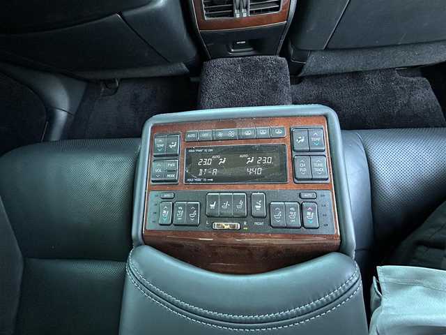 レクサス ＬＳ 460 バージョンL 愛媛県 2015(平27)年 11万km ブラック ステアリングヒーター/シートメモリー/ステアリングリモコン/後席サンシェード/全席シートヒーター/全席エアーシート/純正ナビ/純正フロアマット/黒革シート/バックカメラ/ハンドルヒーター/レクサスプレミアムサウンドシステム/ドライブモード切替（コンフォート、エコ、ノーマル、スポーツS、Sプラス、SNOW）/エンジンスタートボタン/パワステ/パワーウィンドウ/コンセント/Bluetooth/USB/ドラレコ/全席パワーシート/前後コーナーセンサー/ABS/横滑り防止/盗難防止装置/オートライト