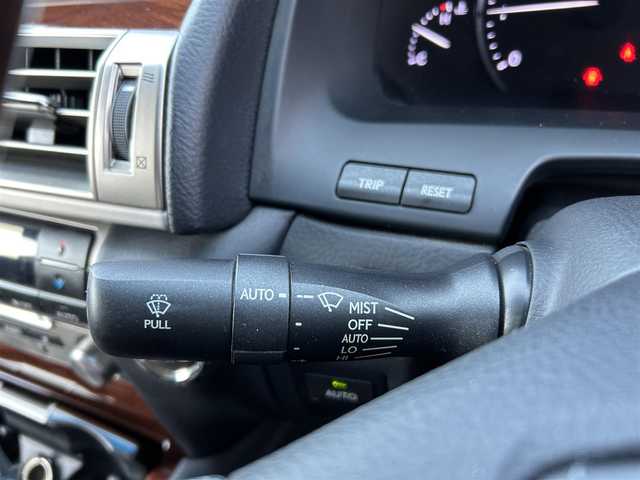 レクサス ＬＳ 460 バージョンL 愛媛県 2015(平27)年 11万km ブラック ステアリングヒーター/シートメモリー/ステアリングリモコン/後席サンシェード/全席シートヒーター/全席エアーシート/純正ナビ/純正フロアマット/黒革シート/バックカメラ/ハンドルヒーター/レクサスプレミアムサウンドシステム/ドライブモード切替（コンフォート、エコ、ノーマル、スポーツS、Sプラス、SNOW）/エンジンスタートボタン/パワステ/パワーウィンドウ/コンセント/Bluetooth/USB/ドラレコ/全席パワーシート/前後コーナーセンサー/ABS/横滑り防止/盗難防止装置/オートライト