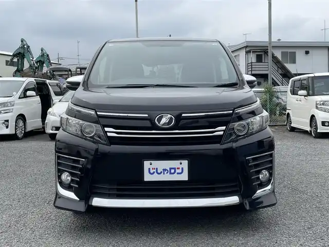 トヨタ ヴォクシー ZS 神奈川県 2014(平26)年 14.4万km ブラック (株)IDOMが運営する【じしゃロン秦野店】の自社ローン専用車両になりますこちらは現金またはオートローンご利用時の価格です。自社ローンご希望の方は別途その旨お申付け下さい/純正メモリナビ/フルセグ/フリップダウンモニター/バックカメラ/両側パワースライドドア/スマートキー/ETC/ステアリングスイッチ/スマートキースペアー
