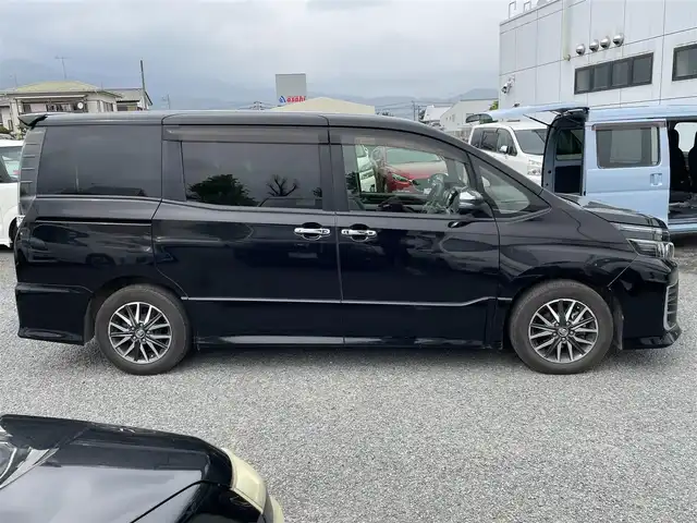 トヨタ ヴォクシー ZS 神奈川県 2014(平26)年 14.4万km ブラック (株)IDOMが運営する【じしゃロン秦野店】の自社ローン専用車両になりますこちらは現金またはオートローンご利用時の価格です。自社ローンご希望の方は別途その旨お申付け下さい/純正メモリナビ/フルセグ/フリップダウンモニター/バックカメラ/両側パワースライドドア/スマートキー/ETC/ステアリングスイッチ/スマートキースペアー