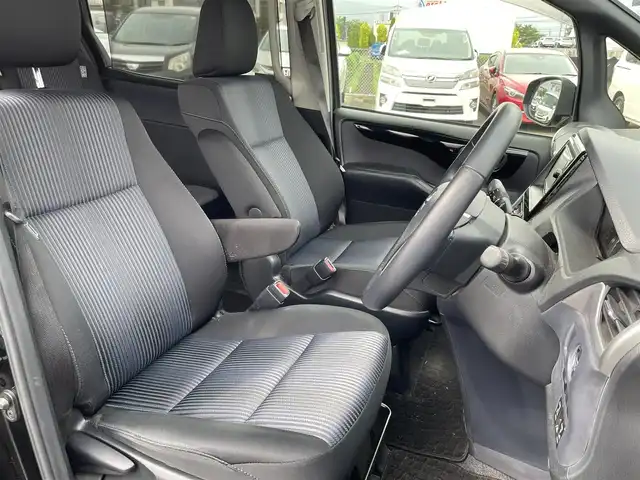 トヨタ ヴォクシー ZS 神奈川県 2014(平26)年 14.4万km ブラック (株)IDOMが運営する【じしゃロン秦野店】の自社ローン専用車両になりますこちらは現金またはオートローンご利用時の価格です。自社ローンご希望の方は別途その旨お申付け下さい/純正メモリナビ/フルセグ/フリップダウンモニター/バックカメラ/両側パワースライドドア/スマートキー/ETC/ステアリングスイッチ/スマートキースペアー
