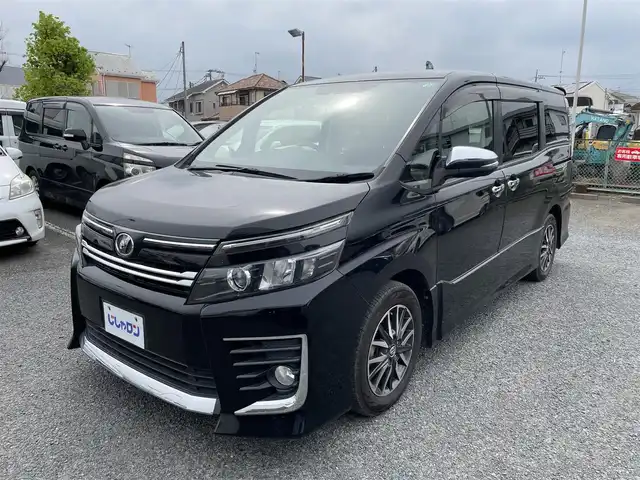 トヨタ ヴォクシー ZS 神奈川県 2014(平26)年 14.4万km ブラック (株)IDOMが運営する【じしゃロン秦野店】の自社ローン専用車両になりますこちらは現金またはオートローンご利用時の価格です。自社ローンご希望の方は別途その旨お申付け下さい/純正メモリナビ/フルセグ/フリップダウンモニター/バックカメラ/両側パワースライドドア/スマートキー/ETC/ステアリングスイッチ/スマートキースペアー