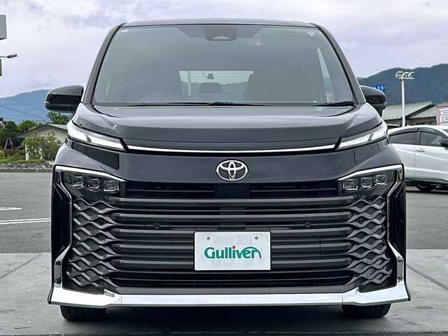 トヨタ ヴォクシー S－Z 山梨県 2023(令5)年 1.8万km アティチュードブラックマイカ 純正ディスプレイオーディオ/ナビ/BT/フルセグTV/CD/DVD/バックカメラ//AppleCarPlay/AndroidAuto/フリップダウンモニター/レーダークルーズコントロール/ビルトインんETC2.0/前後ドライブレコーダー/LDA/PCS/PDA/ICS/PKSB/RSA/3眼LEDヘッドライト/両側パワースライドドア/ハーフレザーシート/シートヒーターD＋N席/スマートキー/スペアキー1本