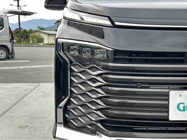 トヨタ ヴォクシー S－Z 山梨県 2023(令5)年 1.8万km アティチュードブラックマイカ 純正ディスプレイオーディオ/ナビ/BT/フルセグTV/CD/DVD/バックカメラ//AppleCarPlay/AndroidAuto/フリップダウンモニター/レーダークルーズコントロール/ビルトインんETC2.0/前後ドライブレコーダー/LDA/PCS/PDA/ICS/PKSB/RSA/3眼LEDヘッドライト/両側パワースライドドア/ハーフレザーシート/シートヒーターD＋N席/スマートキー/スペアキー1本