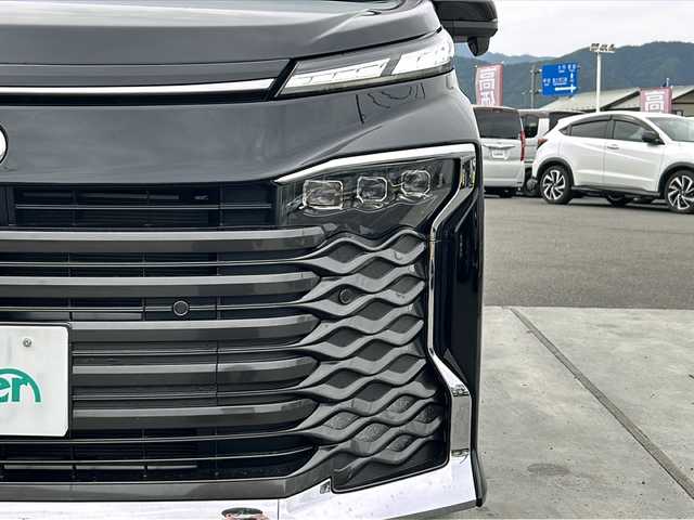 トヨタ ヴォクシー S－Z 山梨県 2023(令5)年 1.8万km アティチュードブラックマイカ 純正ディスプレイオーディオ/ナビ/BT/フルセグTV/CD/DVD/バックカメラ//AppleCarPlay/AndroidAuto/フリップダウンモニター/レーダークルーズコントロール/ビルトインんETC2.0/前後ドライブレコーダー/LDA/PCS/PDA/ICS/PKSB/RSA/3眼LEDヘッドライト/両側パワースライドドア/ハーフレザーシート/シートヒーターD＋N席/スマートキー/スペアキー1本