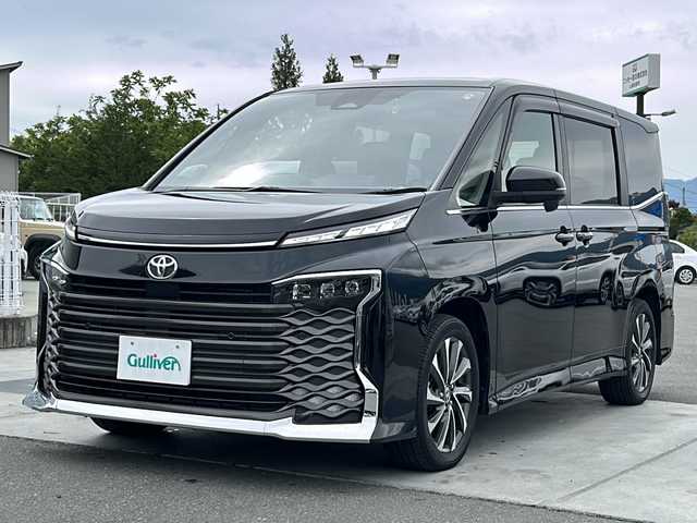 トヨタ ヴォクシー S－Z 山梨県 2023(令5)年 1.8万km アティチュードブラックマイカ 純正ディスプレイオーディオ/ナビ/BT/フルセグTV/CD/DVD/バックカメラ//AppleCarPlay/AndroidAuto/フリップダウンモニター/レーダークルーズコントロール/ビルトインんETC2.0/前後ドライブレコーダー/LDA/PCS/PDA/ICS/PKSB/RSA/3眼LEDヘッドライト/両側パワースライドドア/ハーフレザーシート/シートヒーターD＋N席/スマートキー/スペアキー1本