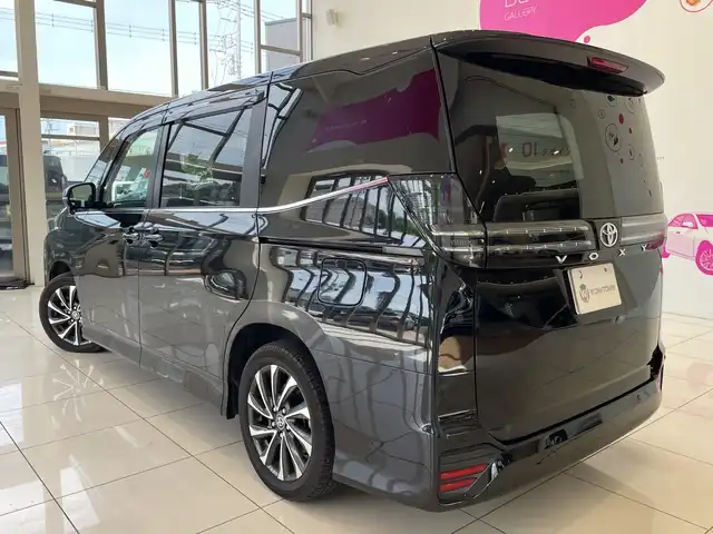 トヨタ ヴォクシー S－Z 埼玉県 2023(令5)年 1.8万km アティチュードブラックマイカ セーフティセンス/純正ディスプレイオーディオ/ BT/TV/CD/DVD/AppleCarPlay/AndroidAuto/バックカメラ/フリップダウンモニター/レーダークルーズコントロール/ビルトインんETC2.0/前後ドライブレコーダー/LDA/PCS/PDA/ICS/PKSB/RSA/LEDヘッドライト/両側パワースライドドア/ハーフレザーシート/シートヒーター/ETC2.0/スマートキー×2/禁煙車