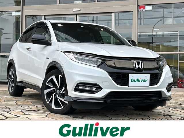 ホンダ ヴェゼル ハイブリッド RS ホンダセンシング 静岡県 2020(令2)年 5.4万km プラチナホワイトパール 【安全装備】/ホンダセンシング/アダプティブ・クルーズ・コントロール（ACC）/・作動車速域：約30km/hから100km/h間/車線維持支援システム（LKAS）/・作動車速：約65km/hから100km/h間/・ステアリング制御/衝突軽減ブレーキ（CMBS）/・歩行者検知機能/・作動車速：約80km/h未満時/・対向車車速：約30km/hから80km/h時/誤発進抑制機能（前進）/・ミリ波レーダー検知：作動車速10km/h未満/歩行者事故低減ステアリング/・作動車速10km/hから40km/h間/路外逸脱抑制機能/・作動車速：約60km/hから100km/h間/先行車発進お知らせ機能/標識認識機能/【主要装備】/純正ナビ　/フルセグ　/バックカメラ　/ＬＥＤヘッドライト　/ハーフレザーシート　/スマートキー　/プッシュスタート　/ドライブレコーダー　/シートヒーター/純正18インチアルミホイール　