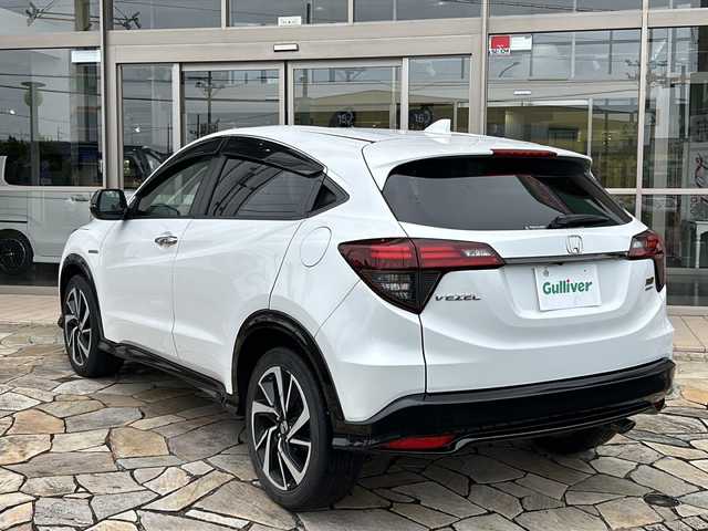 ホンダ ヴェゼル ハイブリッド RS ホンダセンシング 静岡県 2020(令2)年 5.4万km プラチナホワイトパール 【安全装備】/ホンダセンシング/アダプティブ・クルーズ・コントロール（ACC）/・作動車速域：約30km/hから100km/h間/車線維持支援システム（LKAS）/・作動車速：約65km/hから100km/h間/・ステアリング制御/衝突軽減ブレーキ（CMBS）/・歩行者検知機能/・作動車速：約80km/h未満時/・対向車車速：約30km/hから80km/h時/誤発進抑制機能（前進）/・ミリ波レーダー検知：作動車速10km/h未満/歩行者事故低減ステアリング/・作動車速10km/hから40km/h間/路外逸脱抑制機能/・作動車速：約60km/hから100km/h間/先行車発進お知らせ機能/標識認識機能/【主要装備】/純正ナビ　/フルセグ　/バックカメラ　/ＬＥＤヘッドライト　/ハーフレザーシート　/スマートキー　/プッシュスタート　/ドライブレコーダー　/シートヒーター/純正18インチアルミホイール　