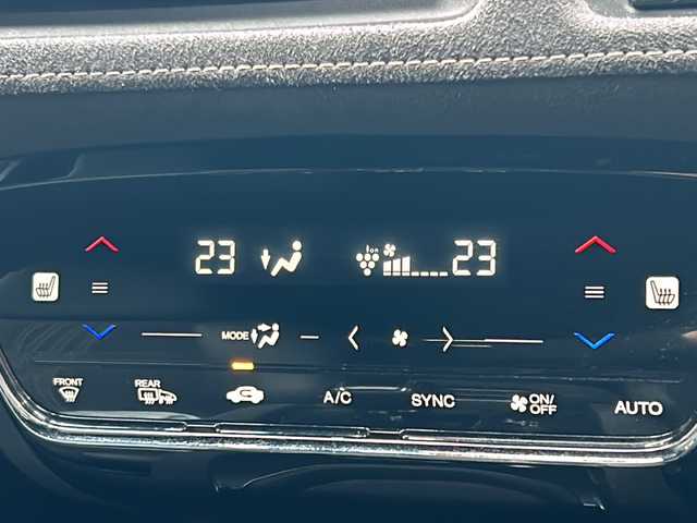 ホンダ ヴェゼル ハイブリッド RS ホンダセンシング 静岡県 2020(令2)年 5.4万km プラチナホワイトパール 【安全装備】/ホンダセンシング/アダプティブ・クルーズ・コントロール（ACC）/・作動車速域：約30km/hから100km/h間/車線維持支援システム（LKAS）/・作動車速：約65km/hから100km/h間/・ステアリング制御/衝突軽減ブレーキ（CMBS）/・歩行者検知機能/・作動車速：約80km/h未満時/・対向車車速：約30km/hから80km/h時/誤発進抑制機能（前進）/・ミリ波レーダー検知：作動車速10km/h未満/歩行者事故低減ステアリング/・作動車速10km/hから40km/h間/路外逸脱抑制機能/・作動車速：約60km/hから100km/h間/先行車発進お知らせ機能/標識認識機能/【主要装備】/純正ナビ　/フルセグ　/バックカメラ　/ＬＥＤヘッドライト　/ハーフレザーシート　/スマートキー　/プッシュスタート　/ドライブレコーダー　/シートヒーター/純正18インチアルミホイール　