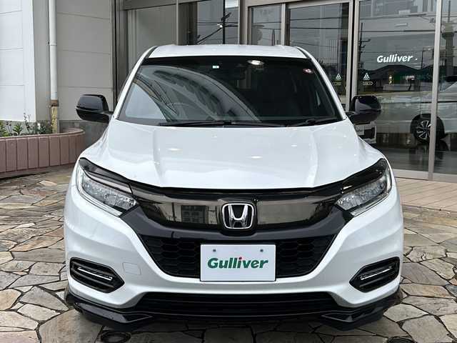 ホンダ ヴェゼル ハイブリッド RS ホンダセンシング 静岡県 2020(令2)年 5.4万km プラチナホワイトパール 【安全装備】/ホンダセンシング/アダプティブ・クルーズ・コントロール（ACC）/・作動車速域：約30km/hから100km/h間/車線維持支援システム（LKAS）/・作動車速：約65km/hから100km/h間/・ステアリング制御/衝突軽減ブレーキ（CMBS）/・歩行者検知機能/・作動車速：約80km/h未満時/・対向車車速：約30km/hから80km/h時/誤発進抑制機能（前進）/・ミリ波レーダー検知：作動車速10km/h未満/歩行者事故低減ステアリング/・作動車速10km/hから40km/h間/路外逸脱抑制機能/・作動車速：約60km/hから100km/h間/先行車発進お知らせ機能/標識認識機能/【主要装備】/純正ナビ　/フルセグ　/バックカメラ　/ＬＥＤヘッドライト　/ハーフレザーシート　/スマートキー　/プッシュスタート　/ドライブレコーダー　/シートヒーター/純正18インチアルミホイール　