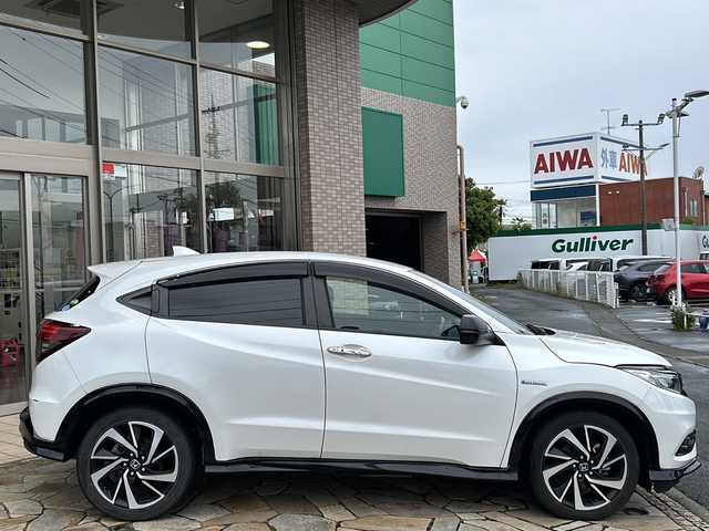 ホンダ ヴェゼル ハイブリッド RS ホンダセンシング 静岡県 2020(令2)年 5.4万km プラチナホワイトパール 【安全装備】/ホンダセンシング/アダプティブ・クルーズ・コントロール（ACC）/・作動車速域：約30km/hから100km/h間/車線維持支援システム（LKAS）/・作動車速：約65km/hから100km/h間/・ステアリング制御/衝突軽減ブレーキ（CMBS）/・歩行者検知機能/・作動車速：約80km/h未満時/・対向車車速：約30km/hから80km/h時/誤発進抑制機能（前進）/・ミリ波レーダー検知：作動車速10km/h未満/歩行者事故低減ステアリング/・作動車速10km/hから40km/h間/路外逸脱抑制機能/・作動車速：約60km/hから100km/h間/先行車発進お知らせ機能/標識認識機能/【主要装備】/純正ナビ　/フルセグ　/バックカメラ　/ＬＥＤヘッドライト　/ハーフレザーシート　/スマートキー　/プッシュスタート　/ドライブレコーダー　/シートヒーター/純正18インチアルミホイール　