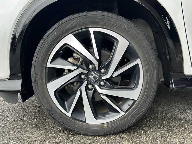ホンダ ヴェゼル ハイブリッド RS ホンダセンシング 静岡県 2020(令2)年 5.4万km プラチナホワイトパール 【安全装備】/ホンダセンシング/アダプティブ・クルーズ・コントロール（ACC）/・作動車速域：約30km/hから100km/h間/車線維持支援システム（LKAS）/・作動車速：約65km/hから100km/h間/・ステアリング制御/衝突軽減ブレーキ（CMBS）/・歩行者検知機能/・作動車速：約80km/h未満時/・対向車車速：約30km/hから80km/h時/誤発進抑制機能（前進）/・ミリ波レーダー検知：作動車速10km/h未満/歩行者事故低減ステアリング/・作動車速10km/hから40km/h間/路外逸脱抑制機能/・作動車速：約60km/hから100km/h間/先行車発進お知らせ機能/標識認識機能/【主要装備】/純正ナビ　/フルセグ　/バックカメラ　/ＬＥＤヘッドライト　/ハーフレザーシート　/スマートキー　/プッシュスタート　/ドライブレコーダー　/シートヒーター/純正18インチアルミホイール　
