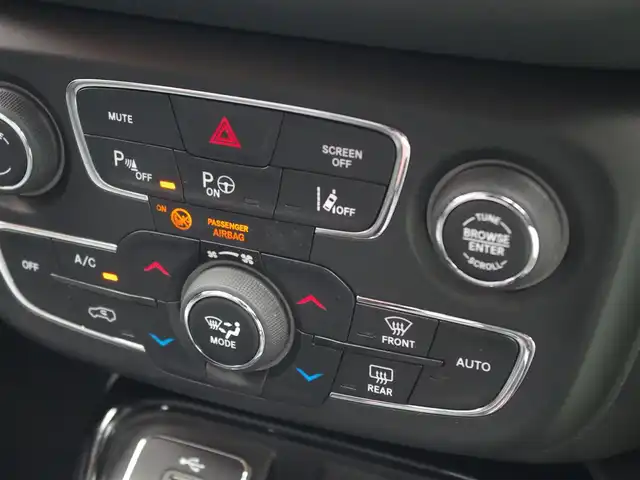 クライスラー・ジープ ジープ コンパス リミテッド 埼玉県 2018(平30)年 4.9万km 白 ブラックレザーシート /アダプティブクルーズコントロール /beatsサウンド /CarPlay /ブラインドスポットモニター /バックカメラ ドラレコ /ETC /フルセグTV /前席シートヒーター/シートポジションメモリー機能/16インチスタットレス