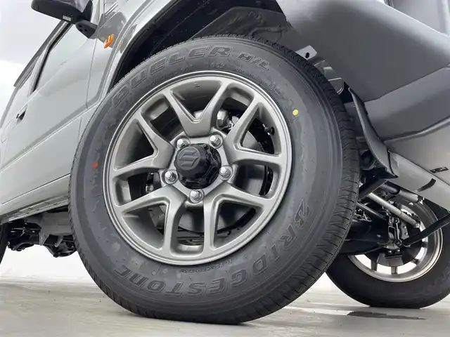 スズキ ジムニー XC 群馬県 2025(令7)年 0.1万km未満 ミディアムグレー 届出済未使用車　登録時走行距離62km/―――――――――――――――/純正SDナビ/（フルセグTV/BT/CD/DVD）/スズキセーフティサポート/・デュアルセンサーブレーキサポート/・車線逸脱警報機能/・ふらつき警報機能/・先行車発進お知らせ機能/・ハイビームアシスト/・標識認識/リヤパーキングセンサー/クルーズコントロール/前席シートヒーター/LEDヘッドライト/フォグランプ/純正アルミホイール/ダウンヒルアシストコントロール/プッシュスタート/スマートキー