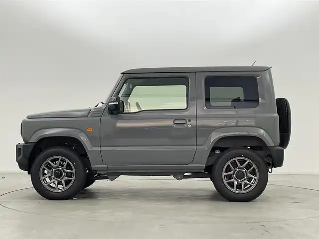 スズキ ジムニー XC 群馬県 2025(令7)年 0.1万km未満 ミディアムグレー 届出済未使用車　登録時走行距離62km/―――――――――――――――/純正SDナビ/（フルセグTV/BT/CD/DVD）/スズキセーフティサポート/・デュアルセンサーブレーキサポート/・車線逸脱警報機能/・ふらつき警報機能/・先行車発進お知らせ機能/・ハイビームアシスト/・標識認識/リヤパーキングセンサー/クルーズコントロール/前席シートヒーター/LEDヘッドライト/フォグランプ/純正アルミホイール/ダウンヒルアシストコントロール/プッシュスタート/スマートキー