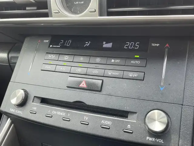 レクサス ＩＳ 300h Fスポーツ 福岡県 2014(平26)年 9.8万km ホワイトパールクリスタルシャイン 純正7SDナビ(フルセグ/CD/DVD/BT)バックモニターコーナーセンサーブラインドスポットモニターレーダークルーズコントロールドラレコETC純正フロアマット純正LEDヘットライト純正１８インチアルミホイール