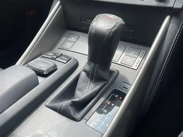 レクサス ＩＳ 300h Fスポーツ 福岡県 2014(平26)年 9.8万km ホワイトパールクリスタルシャイン 純正7SDナビ(フルセグ/CD/DVD/BT)バックモニターコーナーセンサーブラインドスポットモニターレーダークルーズコントロールドラレコETC純正フロアマット純正LEDヘットライト純正１８インチアルミホイール