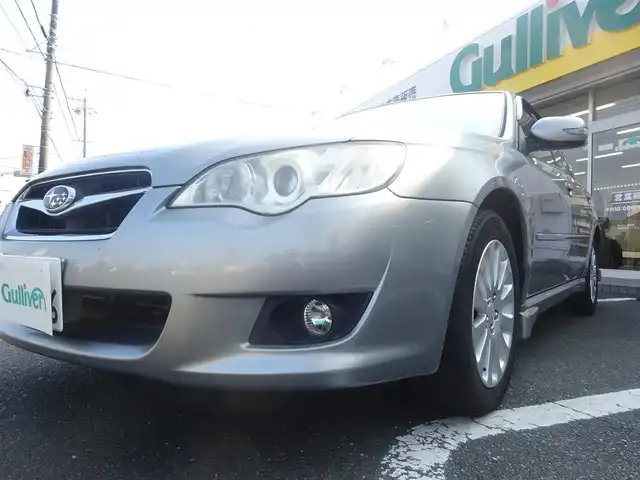 スバル レガシィ ツーリングワゴン 2．0i スマートセレクション 静岡県 2009(平21)年 5.7万km スティールシルバーメタリック 禁煙車/strada HDS915D/（HDDMusic/フルセグTV/AM/FM/MD）/ルーフレール/リモコンキー/運転席パワーシート/HIDヘッドランプ/ETC/純正アルミスタッドレス　4本車載/フロントフォグ/スペアキー/取扱説明書