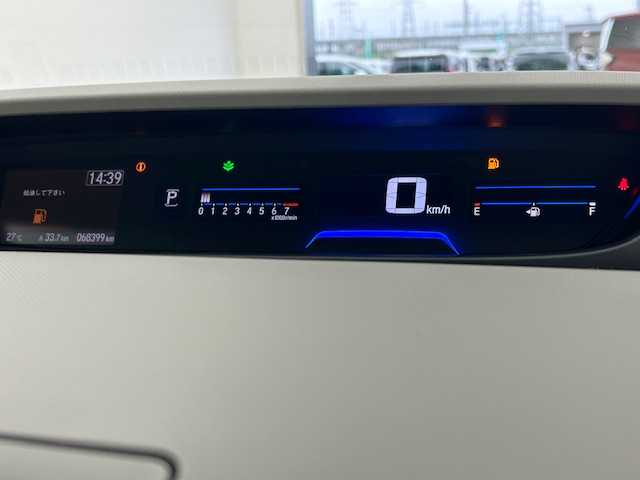 ホンダ フリード G ホンダセンシング 宮城県 2018(平30)年 6.9万km ホワイトオーキッドパール 純正ナビ/・AM/FM/CD/DVD/BT/SD/・バックカメラ/・フルセグTV//ホンダセンシング/・衝突軽減ブレーキ/・誤発進抑制機能/・アダプティブクルーズコントロール/・路外逸脱抑制機能/・先行車発進お知らせ/・標識認識機能//ステアリングスイッチ//アイドリングストップ//両側電動スライドドア//ETC//純正フロアマット//LEDヘッドライト//電動格納ミラー/・ウインカーミラー//プッシュスタート//スマートキー//保証書