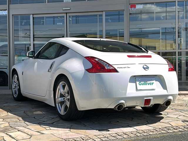日産 フェアレディ Ｚ 静岡県 2011(平23)年 6.1万km ブリリアントホワイトパール 純正ナビ/・Bluetooth/・FM/AM/・CD/DVD/・AUX/・フルセグTV/主要装備/・ＥＴＣ/・バックカメラ/・パドルシフト/・ＭＴモード付ＡＴ/・プッシュスタート/・キセノンヘッドライト/・スマートキー/・オートライト/・横滑り防止装置/・サイドカーテンエアバッグ/・18インチ純正アルミ/・純正フロアマット
