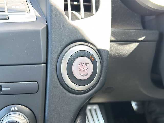 日産 フェアレディ Ｚ 静岡県 2011(平23)年 6.1万km ブリリアントホワイトパール 純正ナビ/・Bluetooth/・FM/AM/・CD/DVD/・AUX/・フルセグTV/主要装備/・ＥＴＣ/・バックカメラ/・パドルシフト/・ＭＴモード付ＡＴ/・プッシュスタート/・キセノンヘッドライト/・スマートキー/・オートライト/・横滑り防止装置/・サイドカーテンエアバッグ/・18インチ純正アルミ/・純正フロアマット