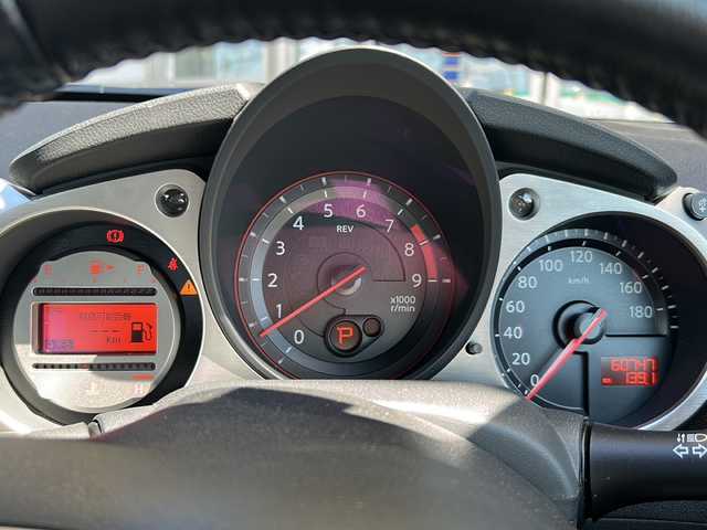 日産 フェアレディ Ｚ 静岡県 2011(平23)年 6.1万km ブリリアントホワイトパール 純正ナビ/・Bluetooth/・FM/AM/・CD/DVD/・AUX/・フルセグTV/主要装備/・ＥＴＣ/・バックカメラ/・パドルシフト/・ＭＴモード付ＡＴ/・プッシュスタート/・キセノンヘッドライト/・スマートキー/・オートライト/・横滑り防止装置/・サイドカーテンエアバッグ/・18インチ純正アルミ/・純正フロアマット