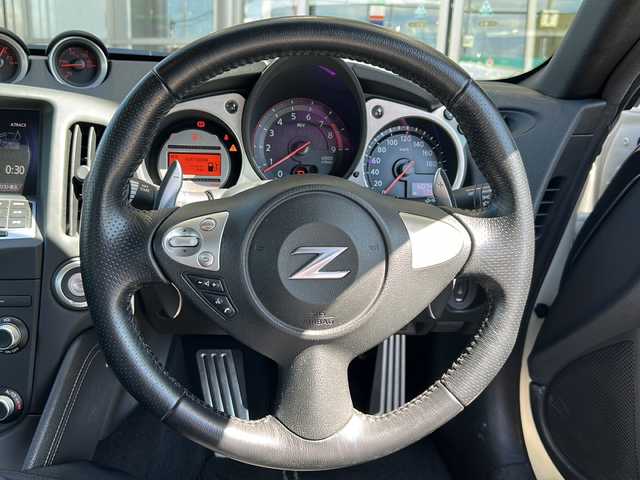 日産 フェアレディ Ｚ 静岡県 2011(平23)年 6.1万km ブリリアントホワイトパール 純正ナビ/・Bluetooth/・FM/AM/・CD/DVD/・AUX/・フルセグTV/主要装備/・ＥＴＣ/・バックカメラ/・パドルシフト/・ＭＴモード付ＡＴ/・プッシュスタート/・キセノンヘッドライト/・スマートキー/・オートライト/・横滑り防止装置/・サイドカーテンエアバッグ/・18インチ純正アルミ/・純正フロアマット