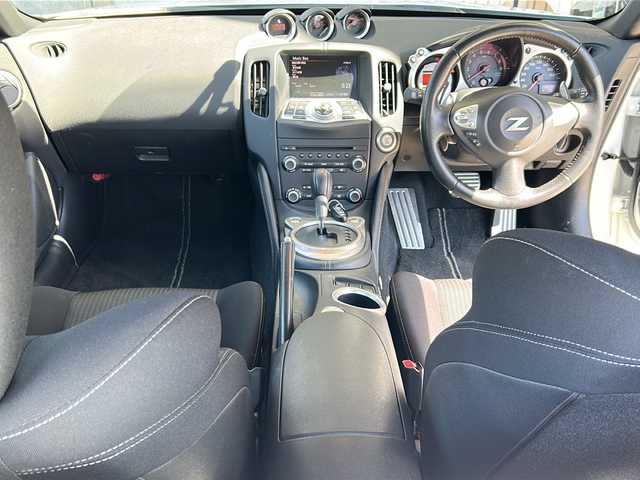 日産 フェアレディ Ｚ 静岡県 2011(平23)年 6.1万km ブリリアントホワイトパール 純正ナビ/・Bluetooth/・FM/AM/・CD/DVD/・AUX/・フルセグTV/主要装備/・ＥＴＣ/・バックカメラ/・パドルシフト/・ＭＴモード付ＡＴ/・プッシュスタート/・キセノンヘッドライト/・スマートキー/・オートライト/・横滑り防止装置/・サイドカーテンエアバッグ/・18インチ純正アルミ/・純正フロアマット