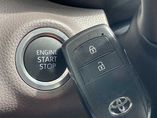 トヨタ ヤリス G 愛知県 2020(令2)年 1.6万km センシュアルレッドマイカ 純正8型ディズプレイオーディオ/全方位カメラ/バックカメラ/コーナーセンサー/LEDヘッドライト/オートマチックハイビーム/ETC/衝突軽減システム/Bluetooth/ステアリングスイッチ/スマートキー/プッシュスタート