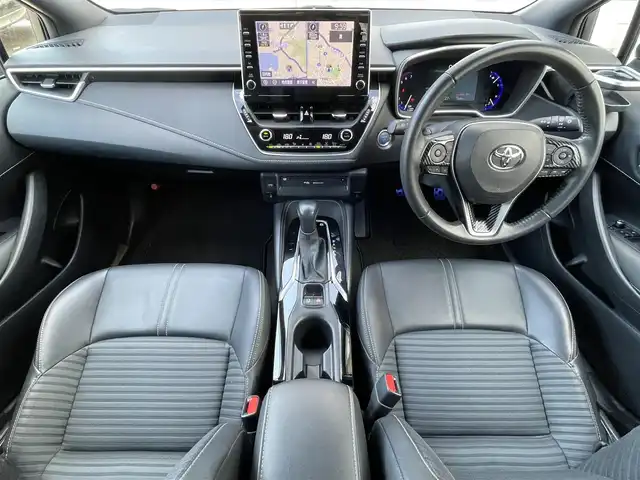 トヨタ カローラ スポーツ ハイブリッドG スタイルPKG 福岡県 2020(令2)年 3.4万km プラチナホワイトパールマイカ TRDエアロ【フロント・リア・サイド】/TRDドアハンドルプロテクター/TRDペダルカバー【ブレーキ・アクセル】/サイドドアアンダーガーニッシュ/ステアリングガーニッシュ/専用ドリンクホルダー(D席)/黒ハーフレザーシート/純正9インチディスプレイオーディオ/(USB/AM/FM/Bluetooth/CD/DVD/フルセグTV】/CD・DVDデッキ/バックカメラ/ビルトインETC/前後ドライブレコーダーCOMTEC【DC-DR652】/Toyota Safety Sense/・PCS(プリクラッシュセーフティ)/・LTA(レーントレーシングアシスト)/・RSA(ロードサインアシスト)/・オートマチックハイビーム/・先行車発進告知機能/・レーダークルーズコントロール(全車速追従機能付き)/BSM(ブラインドスポットモニター)/RCTA(リヤクロストラフィックアラート)/PKSB(パーキングサポートブレーキ)/オートライト/クリアランスソナー/コーナーセンサー/シートヒーター(D/N席)/ブレーキホールド/電格ウィンカーミラー/純正フロアマット/純正16インチアルミホイール/USB充電ソケット/スペアキー×１/ドアバイザー/取扱説明書/保証書