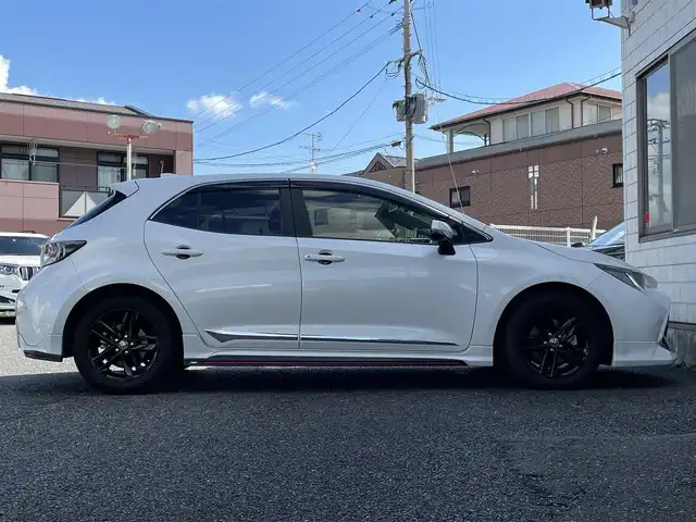 トヨタ カローラ スポーツ ハイブリッドG スタイルPKG 福岡県 2020(令2)年 3.4万km プラチナホワイトパールマイカ TRDエアロ【フロント・リア・サイド】/TRDドアハンドルプロテクター/TRDペダルカバー【ブレーキ・アクセル】/サイドドアアンダーガーニッシュ/ステアリングガーニッシュ/専用ドリンクホルダー(D席)/黒ハーフレザーシート/純正9インチディスプレイオーディオ/(USB/AM/FM/Bluetooth/CD/DVD/フルセグTV】/CD・DVDデッキ/バックカメラ/ビルトインETC/前後ドライブレコーダーCOMTEC【DC-DR652】/Toyota Safety Sense/・PCS(プリクラッシュセーフティ)/・LTA(レーントレーシングアシスト)/・RSA(ロードサインアシスト)/・オートマチックハイビーム/・先行車発進告知機能/・レーダークルーズコントロール(全車速追従機能付き)/BSM(ブラインドスポットモニター)/RCTA(リヤクロストラフィックアラート)/PKSB(パーキングサポートブレーキ)/オートライト/クリアランスソナー/コーナーセンサー/シートヒーター(D/N席)/ブレーキホールド/電格ウィンカーミラー/純正フロアマット/純正16インチアルミホイール/USB充電ソケット/スペアキー×１/ドアバイザー/取扱説明書/保証書