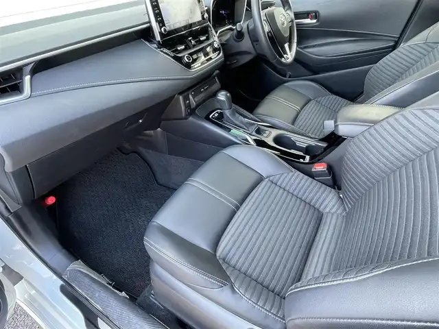 トヨタ カローラ スポーツ ハイブリッドG スタイルPKG 福岡県 2020(令2)年 3.4万km プラチナホワイトパールマイカ TRDエアロ【フロント・リア・サイド】/TRDドアハンドルプロテクター/TRDペダルカバー【ブレーキ・アクセル】/サイドドアアンダーガーニッシュ/ステアリングガーニッシュ/専用ドリンクホルダー(D席)/黒ハーフレザーシート/純正9インチディスプレイオーディオ/(USB/AM/FM/Bluetooth/CD/DVD/フルセグTV】/CD・DVDデッキ/バックカメラ/ビルトインETC/前後ドライブレコーダーCOMTEC【DC-DR652】/Toyota Safety Sense/・PCS(プリクラッシュセーフティ)/・LTA(レーントレーシングアシスト)/・RSA(ロードサインアシスト)/・オートマチックハイビーム/・先行車発進告知機能/・レーダークルーズコントロール(全車速追従機能付き)/BSM(ブラインドスポットモニター)/RCTA(リヤクロストラフィックアラート)/PKSB(パーキングサポートブレーキ)/オートライト/クリアランスソナー/コーナーセンサー/シートヒーター(D/N席)/ブレーキホールド/電格ウィンカーミラー/純正フロアマット/純正16インチアルミホイール/USB充電ソケット/スペアキー×１/ドアバイザー/取扱説明書/保証書