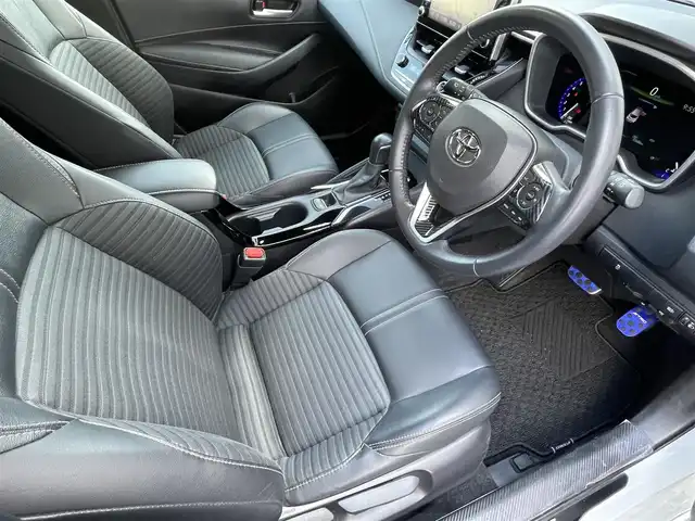 トヨタ カローラ スポーツ ハイブリッドG スタイルPKG 福岡県 2020(令2)年 3.4万km プラチナホワイトパールマイカ TRDエアロ【フロント・リア・サイド】/TRDドアハンドルプロテクター/TRDペダルカバー【ブレーキ・アクセル】/サイドドアアンダーガーニッシュ/ステアリングガーニッシュ/専用ドリンクホルダー(D席)/黒ハーフレザーシート/純正9インチディスプレイオーディオ/(USB/AM/FM/Bluetooth/CD/DVD/フルセグTV】/CD・DVDデッキ/バックカメラ/ビルトインETC/前後ドライブレコーダーCOMTEC【DC-DR652】/Toyota Safety Sense/・PCS(プリクラッシュセーフティ)/・LTA(レーントレーシングアシスト)/・RSA(ロードサインアシスト)/・オートマチックハイビーム/・先行車発進告知機能/・レーダークルーズコントロール(全車速追従機能付き)/BSM(ブラインドスポットモニター)/RCTA(リヤクロストラフィックアラート)/PKSB(パーキングサポートブレーキ)/オートライト/クリアランスソナー/コーナーセンサー/シートヒーター(D/N席)/ブレーキホールド/電格ウィンカーミラー/純正フロアマット/純正16インチアルミホイール/USB充電ソケット/スペアキー×１/ドアバイザー/取扱説明書/保証書