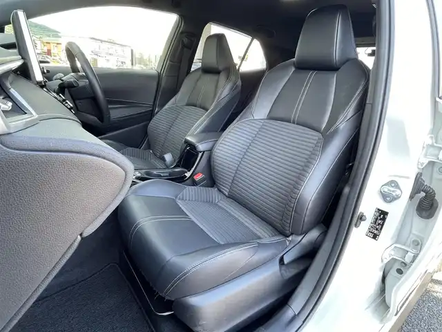 トヨタ カローラ スポーツ ハイブリッドG スタイルPKG 福岡県 2020(令2)年 3.4万km プラチナホワイトパールマイカ TRDエアロ【フロント・リア・サイド】/TRDドアハンドルプロテクター/TRDペダルカバー【ブレーキ・アクセル】/サイドドアアンダーガーニッシュ/ステアリングガーニッシュ/専用ドリンクホルダー(D席)/黒ハーフレザーシート/純正9インチディスプレイオーディオ/(USB/AM/FM/Bluetooth/CD/DVD/フルセグTV】/CD・DVDデッキ/バックカメラ/ビルトインETC/前後ドライブレコーダーCOMTEC【DC-DR652】/Toyota Safety Sense/・PCS(プリクラッシュセーフティ)/・LTA(レーントレーシングアシスト)/・RSA(ロードサインアシスト)/・オートマチックハイビーム/・先行車発進告知機能/・レーダークルーズコントロール(全車速追従機能付き)/BSM(ブラインドスポットモニター)/RCTA(リヤクロストラフィックアラート)/PKSB(パーキングサポートブレーキ)/オートライト/クリアランスソナー/コーナーセンサー/シートヒーター(D/N席)/ブレーキホールド/電格ウィンカーミラー/純正フロアマット/純正16インチアルミホイール/USB充電ソケット/スペアキー×１/ドアバイザー/取扱説明書/保証書