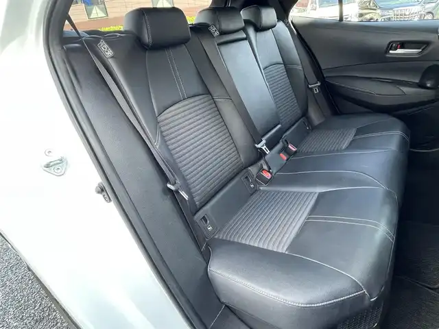 トヨタ カローラ スポーツ ハイブリッドG スタイルPKG 福岡県 2020(令2)年 3.4万km プラチナホワイトパールマイカ TRDエアロ【フロント・リア・サイド】/TRDドアハンドルプロテクター/TRDペダルカバー【ブレーキ・アクセル】/サイドドアアンダーガーニッシュ/ステアリングガーニッシュ/専用ドリンクホルダー(D席)/黒ハーフレザーシート/純正9インチディスプレイオーディオ/(USB/AM/FM/Bluetooth/CD/DVD/フルセグTV】/CD・DVDデッキ/バックカメラ/ビルトインETC/前後ドライブレコーダーCOMTEC【DC-DR652】/Toyota Safety Sense/・PCS(プリクラッシュセーフティ)/・LTA(レーントレーシングアシスト)/・RSA(ロードサインアシスト)/・オートマチックハイビーム/・先行車発進告知機能/・レーダークルーズコントロール(全車速追従機能付き)/BSM(ブラインドスポットモニター)/RCTA(リヤクロストラフィックアラート)/PKSB(パーキングサポートブレーキ)/オートライト/クリアランスソナー/コーナーセンサー/シートヒーター(D/N席)/ブレーキホールド/電格ウィンカーミラー/純正フロアマット/純正16インチアルミホイール/USB充電ソケット/スペアキー×１/ドアバイザー/取扱説明書/保証書
