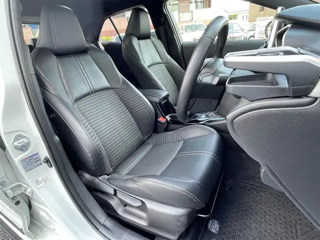 トヨタ カローラ スポーツ ハイブリッドG スタイルPKG 福岡県 2020(令2)年 3.4万km プラチナホワイトパールマイカ TRDエアロ【フロント・リア・サイド】/TRDドアハンドルプロテクター/TRDペダルカバー【ブレーキ・アクセル】/サイドドアアンダーガーニッシュ/ステアリングガーニッシュ/専用ドリンクホルダー(D席)/黒ハーフレザーシート/純正9インチディスプレイオーディオ/(USB/AM/FM/Bluetooth/CD/DVD/フルセグTV】/CD・DVDデッキ/バックカメラ/ビルトインETC/前後ドライブレコーダーCOMTEC【DC-DR652】/Toyota Safety Sense/・PCS(プリクラッシュセーフティ)/・LTA(レーントレーシングアシスト)/・RSA(ロードサインアシスト)/・オートマチックハイビーム/・先行車発進告知機能/・レーダークルーズコントロール(全車速追従機能付き)/BSM(ブラインドスポットモニター)/RCTA(リヤクロストラフィックアラート)/PKSB(パーキングサポートブレーキ)/オートライト/クリアランスソナー/コーナーセンサー/シートヒーター(D/N席)/ブレーキホールド/電格ウィンカーミラー/純正フロアマット/純正16インチアルミホイール/USB充電ソケット/スペアキー×１/ドアバイザー/取扱説明書/保証書
