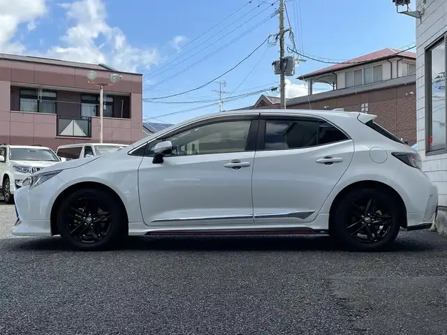 トヨタ カローラ スポーツ ハイブリッドG スタイルPKG 福岡県 2020(令2)年 3.4万km プラチナホワイトパールマイカ TRDエアロ【フロント・リア・サイド】/TRDドアハンドルプロテクター/TRDペダルカバー【ブレーキ・アクセル】/サイドドアアンダーガーニッシュ/ステアリングガーニッシュ/専用ドリンクホルダー(D席)/黒ハーフレザーシート/純正9インチディスプレイオーディオ/(USB/AM/FM/Bluetooth/CD/DVD/フルセグTV】/CD・DVDデッキ/バックカメラ/ビルトインETC/前後ドライブレコーダーCOMTEC【DC-DR652】/Toyota Safety Sense/・PCS(プリクラッシュセーフティ)/・LTA(レーントレーシングアシスト)/・RSA(ロードサインアシスト)/・オートマチックハイビーム/・先行車発進告知機能/・レーダークルーズコントロール(全車速追従機能付き)/BSM(ブラインドスポットモニター)/RCTA(リヤクロストラフィックアラート)/PKSB(パーキングサポートブレーキ)/オートライト/クリアランスソナー/コーナーセンサー/シートヒーター(D/N席)/ブレーキホールド/電格ウィンカーミラー/純正フロアマット/純正16インチアルミホイール/USB充電ソケット/スペアキー×１/ドアバイザー/取扱説明書/保証書